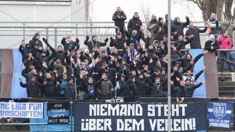 Die Ultras des FSV Frankfurt im Spiel gegen den SC Freiburg II