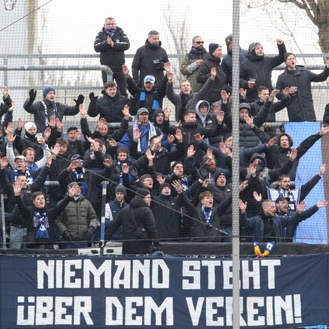 Die Ultras des FSV Frankfurt im Spiel gegen den SC Freiburg II