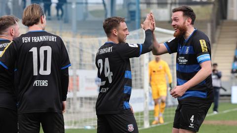 Die Spieler des FSV Frankfurt bejubeln das 3:0 gegen Fulda-Lehnerz.