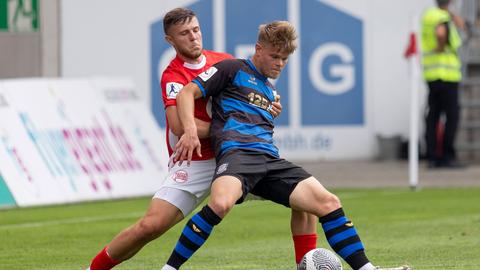 Der OFC, hier Vincent Moreno Giesel, und der FSV mit Jan-Erik Eichhorn kämpfen um die Regionalliga-Spitze.