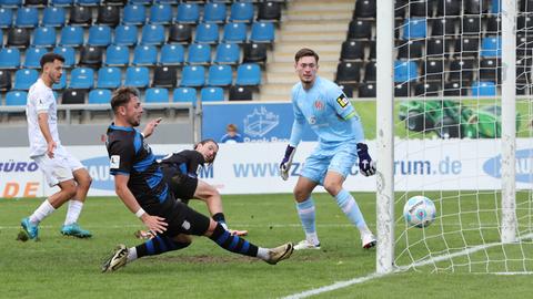 FSV Frankfurt - Tor von Cas Peters. Er blickt dem Ball hinterher ins Netz.