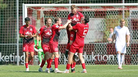 Der FC Gießen jubelt gegen Kassel