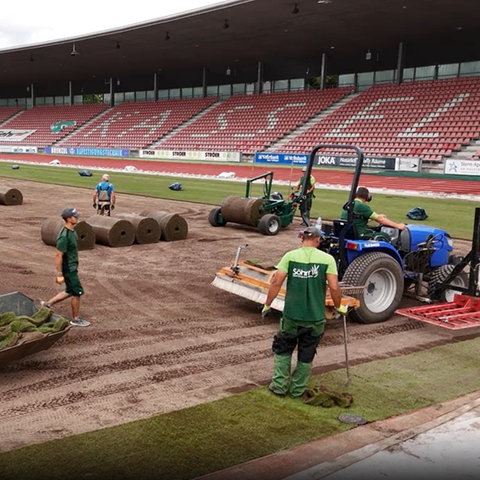 Im Auestadion in Kassel wird der neue Rasen verlegt.