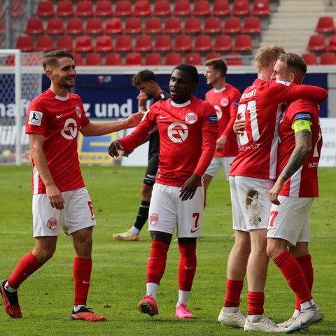 Die Spieler von Kickers Offenbach liegen sich vor Freude in den Armen