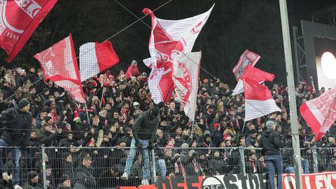 Kickers-Fans im Spiel bei der U21 von Eintracht Frankfurt im Dezember 2023