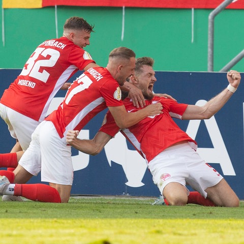 Alexander Sorge feiert sein Tor zum 1:0 gegen Magdeburg