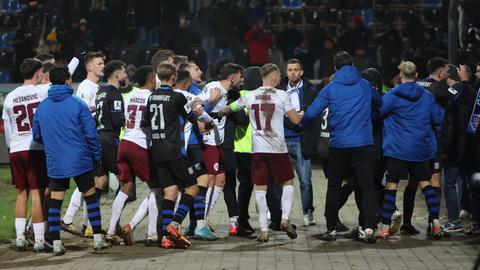 Einzelne FSV-Anhänger attackieren Offenbacher Spieler direkt nach dem Abpfiff.