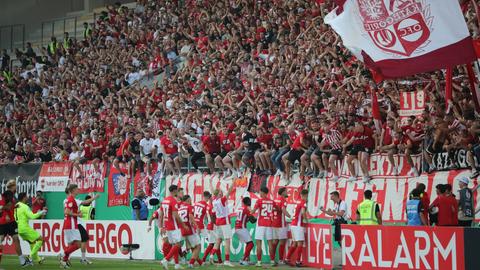 Die OFC-Spieler jubeln nach dem Pokalsieg mit den Fans