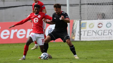 KSV Hessen Kassel Boubacar Barry (11, OFC) gegen Severo Sturm (17, Hessen Kassel) im Zweikampf.