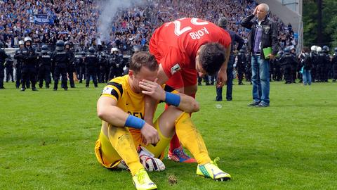 Ein trauriger OFC-Torwart Daniel Endres 2015 nach der Relegationsniederlage gegen Magdeburg.