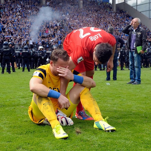 Ein trauriger OFC-Torwart Daniel Endres 2015 nach der Relegationsniederlage gegen Magdeburg.