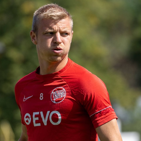 Maik Vetter im roten Trainingsshirt von Kickers Offenbach.