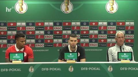 Von links: Ronny Marcos, der OFC-Pressesprecher und Trainer Christian Neidhart auf der Pressekonferenz