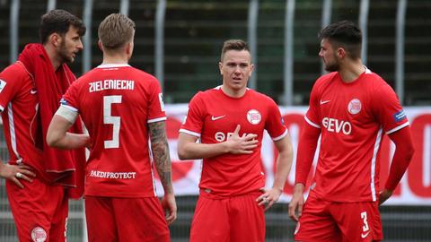 Sichtlich bedrückte Stimmung bei den Spielern von Kickers Offenbach.