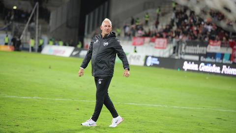 Kickers Offenbach - Trainer Christian Neidhart. Läuft über dne Platz mit schwarzer Trainingsjacke.