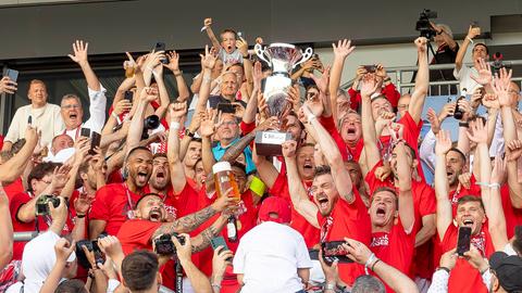 Kickers Offenbach feiert den Sieg im Hessenpokal. 