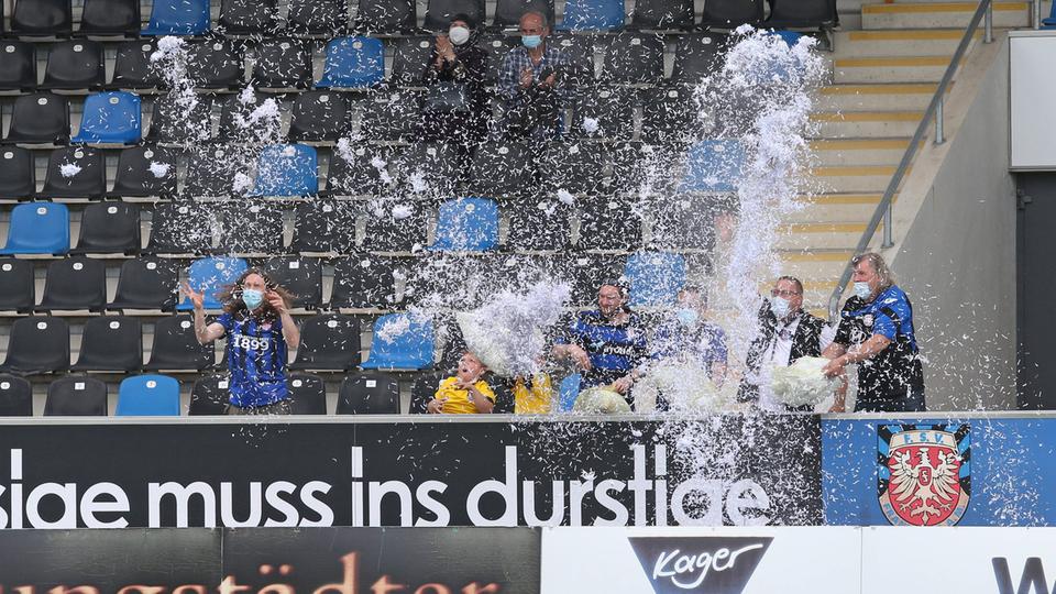 Regionalliga Südwest: Confetti in Frankfurt, goals in Kassel |  hessenschau.de