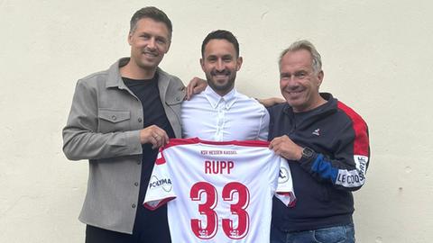 Lukas Rupp (Bildmitte) zusammen mit KSV-Geschäftsführer Sören Gonther (li.) und KSV-Vorstandsvorsitzender Jens Rose (re.)