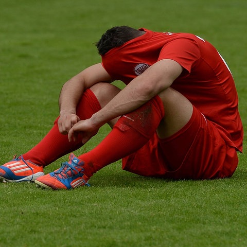 Sascha Korb von Kickers Offenbach nach der verlorenen Relegation gegen Magdeburg 2015