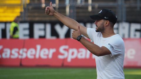 Dennis Schmidt, Trainer der U21 von Eintracht Frankfurt gestikuliert