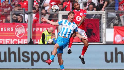 Jayson Breitenbach vom OFC im Kopfballduell mit dem Stuttgarter David Stojak