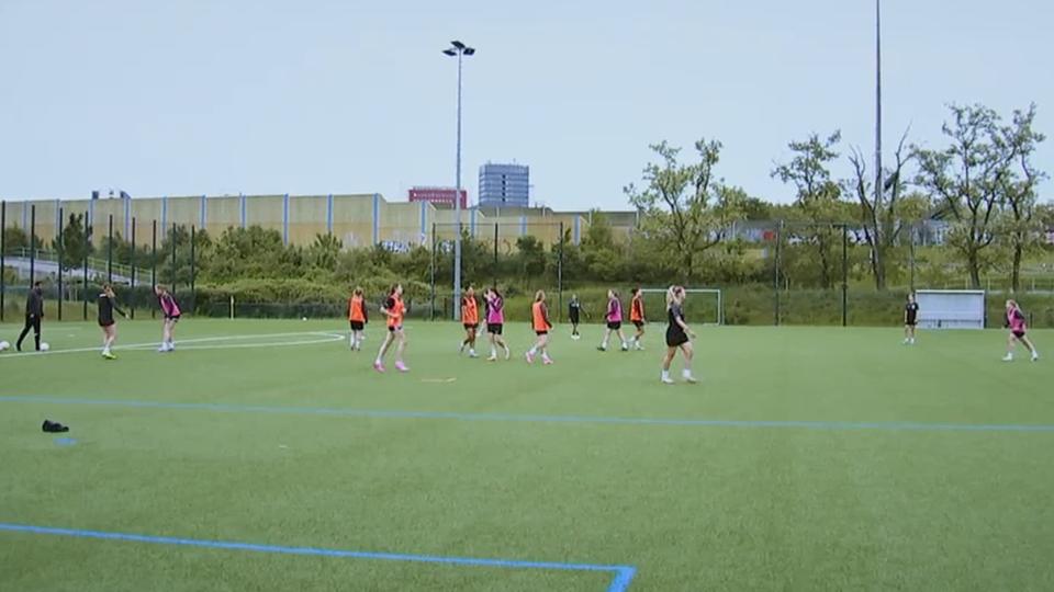 Fußballerinnen aus Frankfurt bei Schul-WM dabei - Video | hessenschau ...