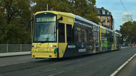 Eine Straßenbahn in Frankfurt, die in Richtung Stadion unterwegs ist.