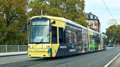 Eine fahrende Straßenbahn. An ihrer Stirn steht "21 Stadion".