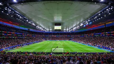 Weitläufiger Blick ins Frankfurter Stadion beim Portugal-Spiel