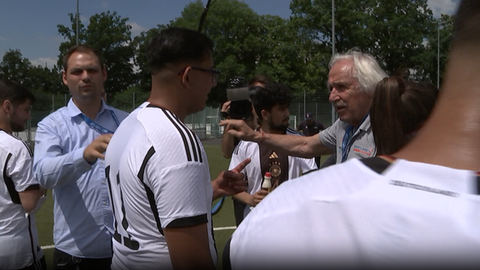 Dragoslav Stepanovic redet auf seine Spieler ein.