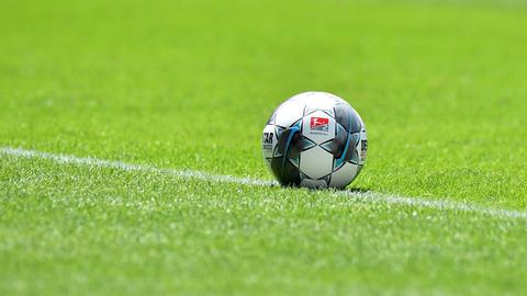 Sujetbild: Ein Fußball mit dem Emblem der 2.Bundesliga liegt auf dem Rasen.