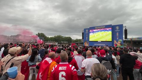 Fans vor Leinwand in Frankfurter Fan-Zone