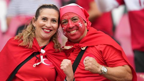 Zwei weibliche Türkei-Fans lächeln in Kamera