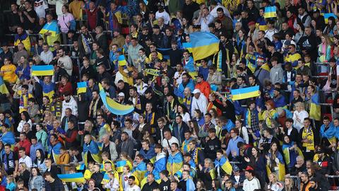 Fans der Ukraine verfolgen das Fußball-Länderspiel gegen Deutschland
