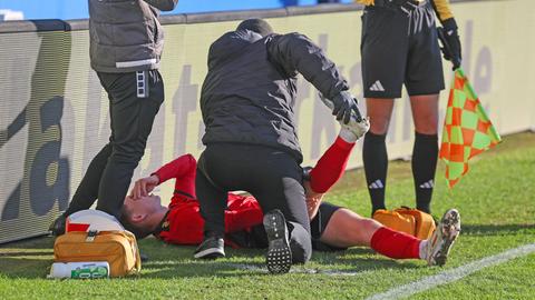 Nick Bätzner liegt verletzt am Boden und wird behandelt.