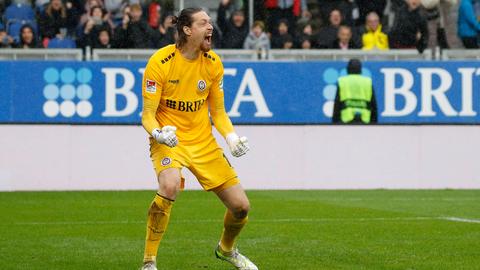 Florian Stritzel jubelt über seinen gehaltenen Elfmeter gegen Rostock.