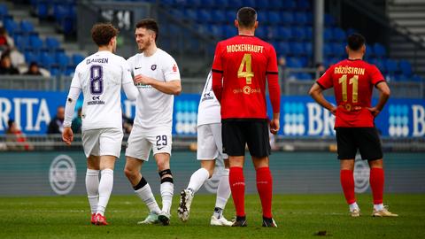 Aue jubelt nach dem 1:0, die Spieler des SVWW sind enttäuscht.