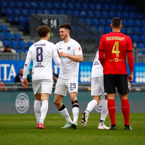 Aue jubelt nach dem 1:0, die Spieler des SVWW sind enttäuscht.