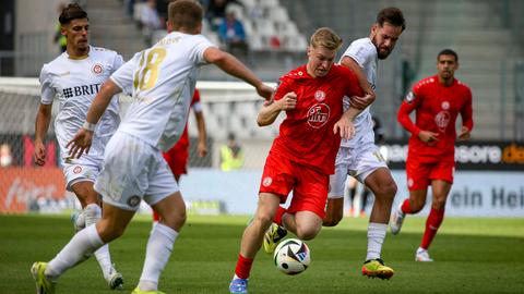 Drei SVWW-Spieler versuchen, den Essener Julian Eitschberger zu stoppen.