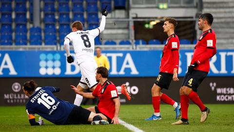 Ein Bild mit Symbolcharakter: FCI-Spieler Bejamin Kanuric jubelt, die SVWW-Spieler schauen in die Röhre.