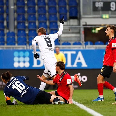 Ein Bild mit Symbolcharakter: FCI-Spieler Bejamin Kanuric jubelt, die SVWW-Spieler schauen in die Röhre.