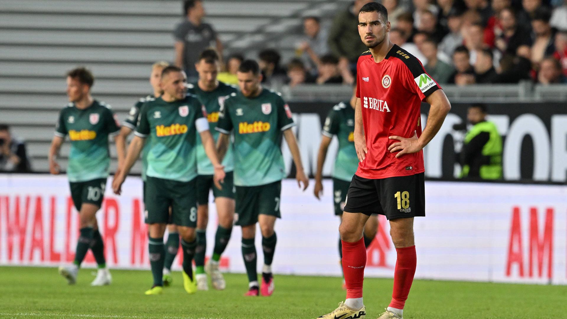 SV Wehen Wiesbaden steigt aus 2. Liga ab: Niederlage gegen Regensburg in Relegation