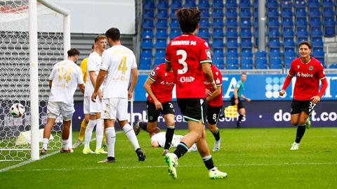 Hannover erzielt das 2:1 durch Robin Kalem