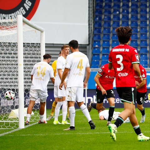 Hannover erzielt das 2:1 durch Robin Kalem