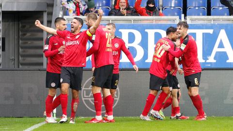 Der SVWW bejubelt den späten Siegtreffer gegen Rostock.