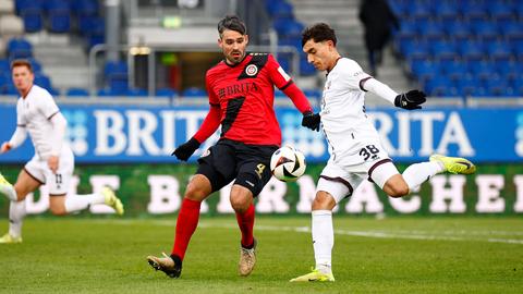 Sascha Mockenhaupt vom SVWW im Duell mit dem FCI-Doppeltorschützen Deniz Zeitler