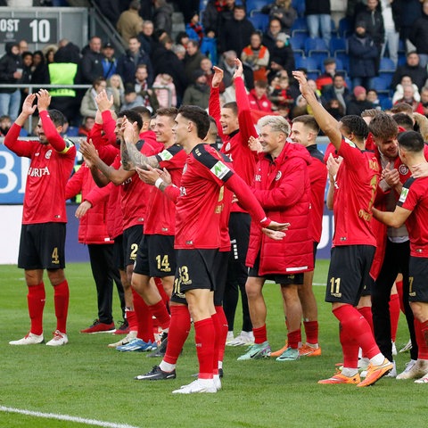 Die Spieler des SV Wehen Wiesbaden jubeln