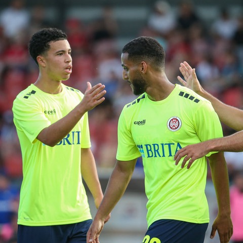 Die Spieler des SVWW jubeln beim Testspiel gegen Erbenheim