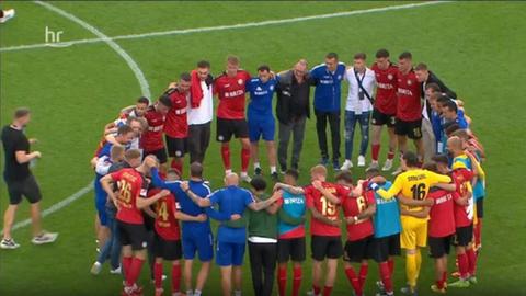 Die Spieler von Wehen Wiesbaden stehen nach dem 1:1 gegen Magdeburg im Kreis