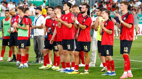 Die Spieler des SVWW bedanken sich nach dem Pokal-Aus gegen Mainz bei ihren Fans.